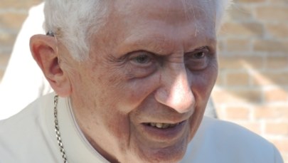 Benedykt XVI cierpi na postępujący paraliż