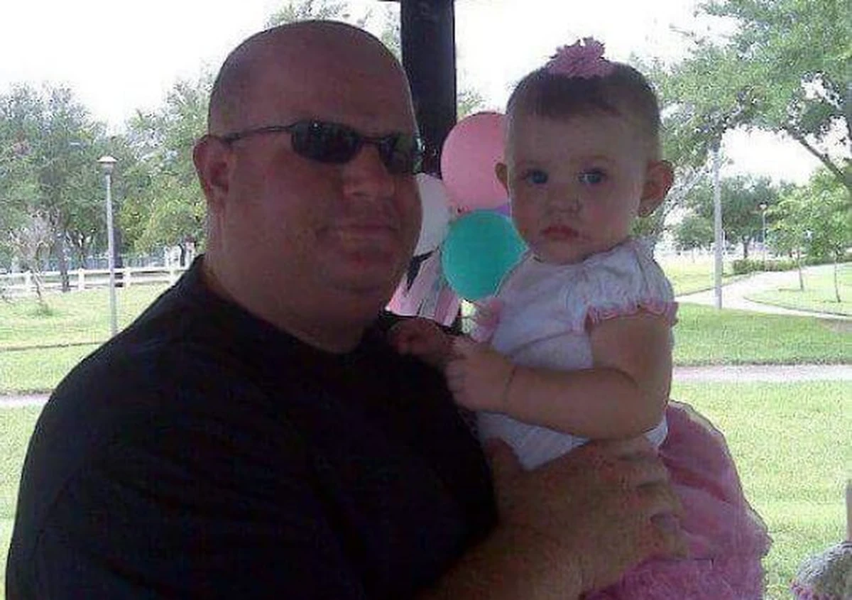 Trener futbolu w szkole średniej w Parkland na Florydzie rzucił się, by osłonić swoim ciałem uczniów, kiedy 19-letni Nikolas Cruz wymierzył w ich stronę broń. Od wystrzelonych przez niego kul zginęło 17 osób. Sprawca strzelaniny jest w rękach policji. To były uczeń szkoły. Cruz włączył alarm pożarowy, zanim zaczął strzelać. Miał przy sobie granaty dymne i maskę przeciwgazową.