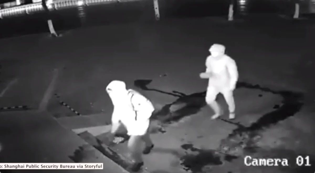 Dwóch niedoszłych włamywaczy próbowało dostać się do jednego ze sklepów w Szanghaju, wybijając witrynę. Jako "narzędzi" chcieli użyć cegieł. Pomysł, choć prosty, miał być skuteczny. Ale coś poszło nie tak...