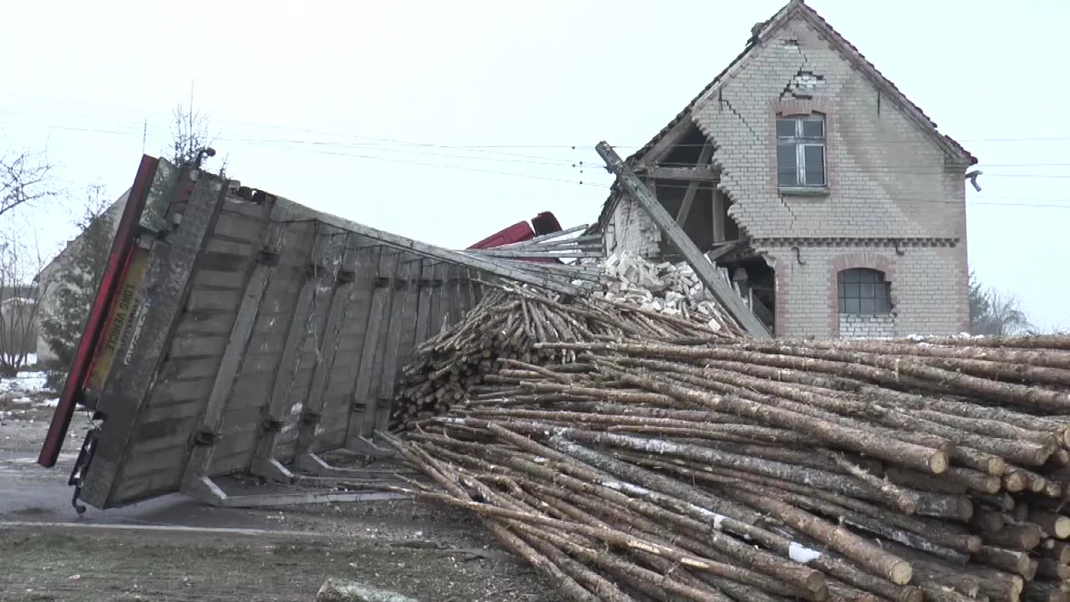 Około 6 nad ranem w miejscowości Trzebin w województwie zachodniopomorskim doszło do zderzenia ciężarówki przewożącej drewno z busem. Ciężarówka w wyniku wypadku uderzyła w słup energetyczny i budynek gospodarczy. Następnie przewróciła się, a drewno wysypało się na jezdnię. Do szpitala trafił kierowca busa, którego z zakleszczonego pojazdu musieli wyciągać strażacy. To on miał spowodować wypadek, nie ustępując pierwszeństwa po wyjechaniu z drogi podporządkowanej.
