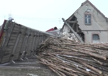 Ciężarówka zderzyła się z busem i uderzyła w budynek. Tony drewna na drodze