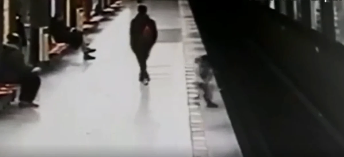 Ta historia obiegła światowe media. 2-letni chłopiec, który na jednej ze stacji metra w Mediolanie spadł z peronu prosto na tory, został uratowany przez jednego z przechodniów. Do sieci trafiło nagranie pokazujące tę sytuację. 