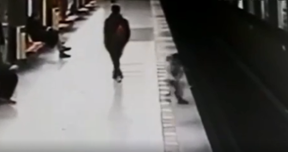 Ta historia obiegła światowe media. 2-letni chłopiec, który na jednej ze stacji metra w Mediolanie spadł z peronu prosto na tory, został uratowany przez jednego z przechodniów. Do sieci trafiło nagranie pokazujące tę sytuację. 