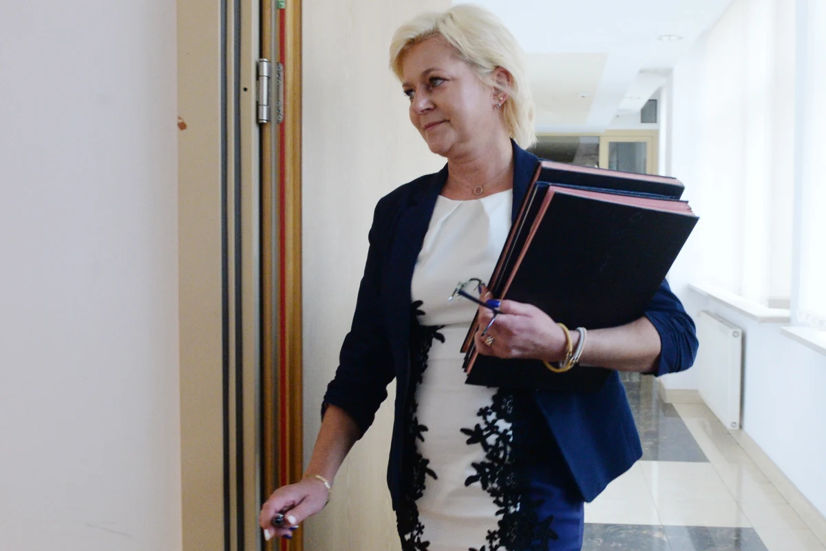 ​O kolejne 150 milionów złotych może wzrosnąć koszt przeprowadzenia wyborów samorządowych - mówi w rozmowie z reporterem RMF FM Beata Tokaj, szefowa Krajowego Biura Wyborczego. To oznacza, że w tegorocznym budżecie brakuje prawie 300 milionów złotych na organizację głosowania. W związku z tym, Krajowe Biuro Wyborcze - na początku przyszłego tygodnia - zwróci się do Ministerstwa Finansów z prośbą o przekazanie dodatkowych pieniędzy na organizację wyborów samorządowych. "Dostęp do transmisji z lokali wyborczych to jeden z najtrudniejszych obowiązków do spełnienia " - przyznała następnie Tokaj. 