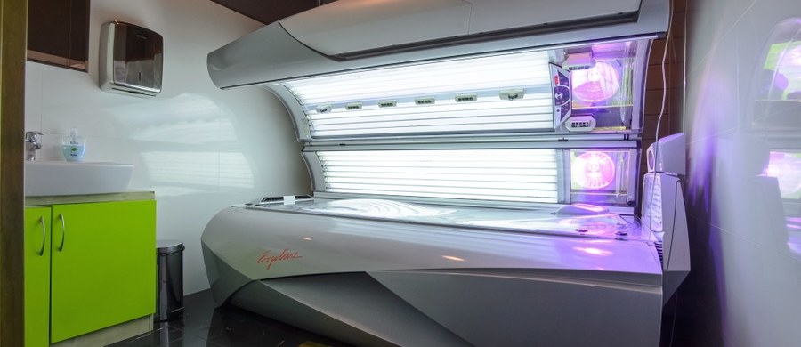 Osoby, które nie ukończyły 18 lat, nie mogą korzystać z solarium - wynika to z przepisów, które wchodzą w  życie. W miejscach, w których są solaria, obowiązkowo będą zamieszczane ostrzeżenia, że korzystanie z nich zwiększa ryzyko zachorowania na nowotwór złośliwy skóry.