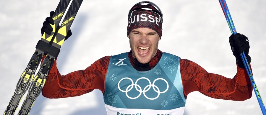 Szwajcarski narciarz Dario Cologna zdobył trzeci z rzędu złoty medal olimpijski w biegu na 15 km. W Pjongczangu, podobnie jak osiem lat temu w Vancouver, wygrał rywalizację techniką dowolną. Z kolei w 2014 roku w Soczi był najlepszy w zmaganiach "klasykiem".