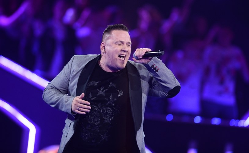 Znany z grupy disco polo Quest oraz programu "The Voice of Poland" Piotr Kwiatkowski pracuje nad debiutanckim albumem. Jego zapowiedzią jest piosenka "Huragany". 