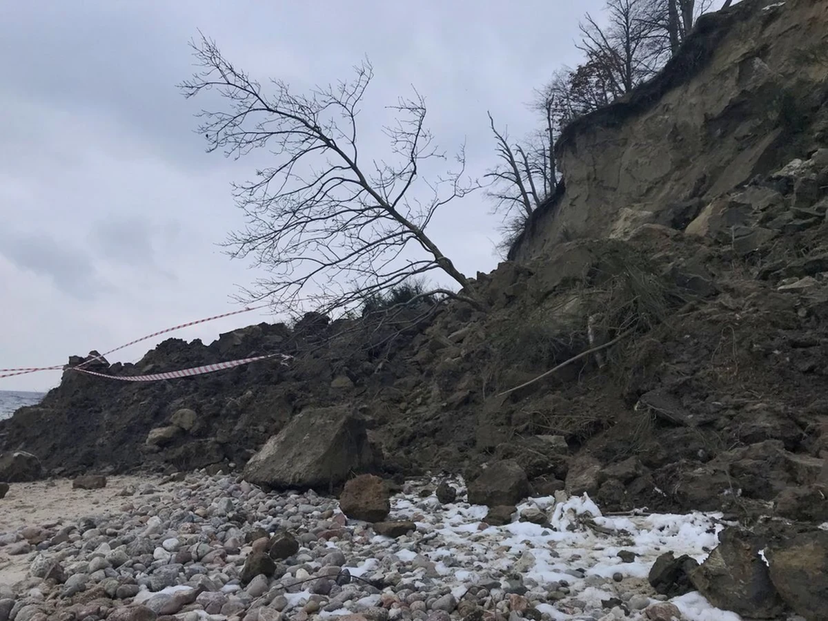 Należy spodziewać się, że w ciągu najbliższych dni dojdzie do kolejnych osunięć klifu w Orłowie - usłyszał w Urzędzie Morskim w Gdyni reporter RMF FM. Przedwczoraj i wczoraj na odcinku około 40 metrów fragmenty jednego z najpiękniejszych miejsc na naszym wybrzeżu runęły na plażę. 