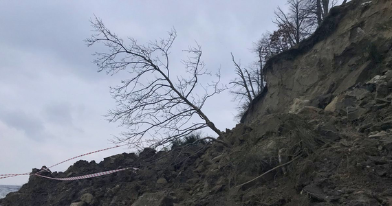 Należy spodziewać się, że w ciągu najbliższych dni dojdzie do kolejnych osunięć klifu w Orłowie - usłyszał w Urzędzie Morskim w Gdyni reporter RMF FM. Przedwczoraj i wczoraj na odcinku około 40 metrów fragmenty jednego z najpiękniejszych miejsc na naszym wybrzeżu runęły na plażę. 