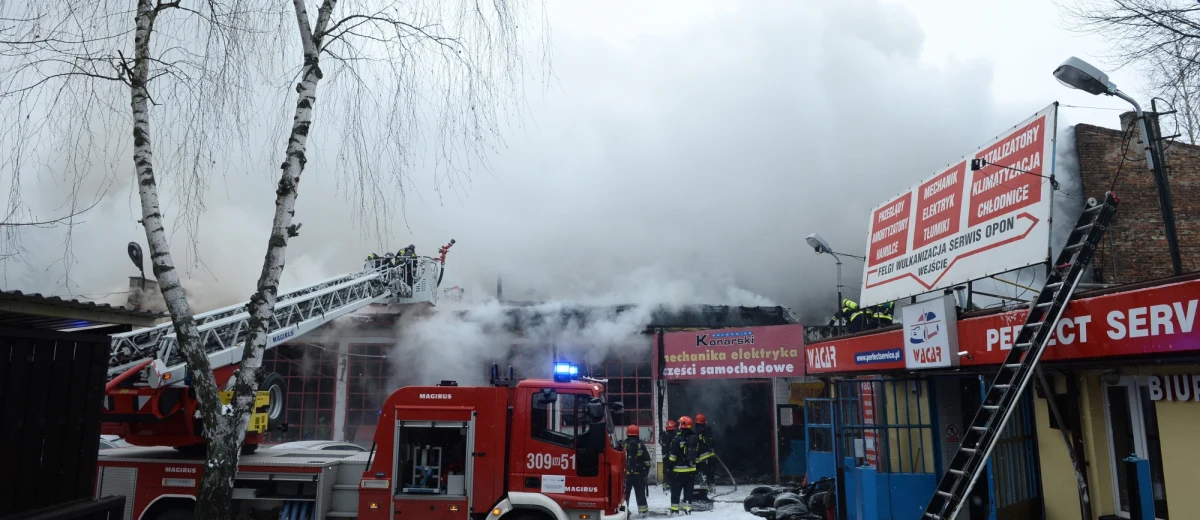 Pożar warsztatu samochodowego na warszawskim Mokotowie. Nad budynkiem unosiły się kłęby dymu. Gaszenie pożaru trwało do późnego popołudnia.