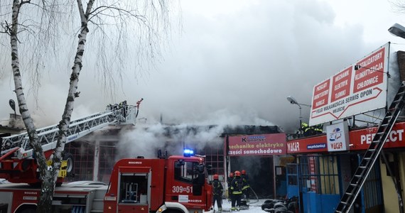 Pożar warsztatu samochodowego na warszawskim Mokotowie. Nad budynkiem unosiły się kłęby dymu. Gaszenie pożaru trwało do późnego popołudnia.