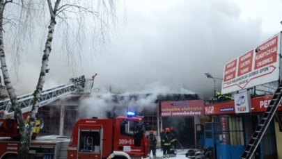 Warszawa: Gaszenie pożaru warsztatu samochodowego potrwa do wieczora