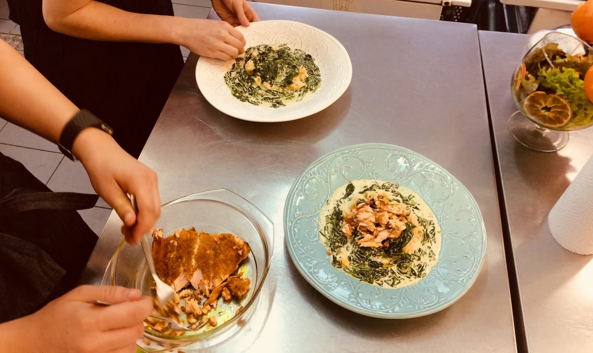 "Utopiona kaczka”, "Roladka z kurczaka na zielonej łące” czy "Złocisty dorsz pod czerwoną chmurą” – to przykłady dań, jakie przygotowali finaliści wojewódzkiego konkursu kulinarnego Sanepidu: "Jem smacznie, zdrowo i kolorowo”. W Łodzi zmierzyło się siedem dwuosobowych zespołów, a myślą przewodnią była kuchnia staropolska w nowoczesnej odsłonie.