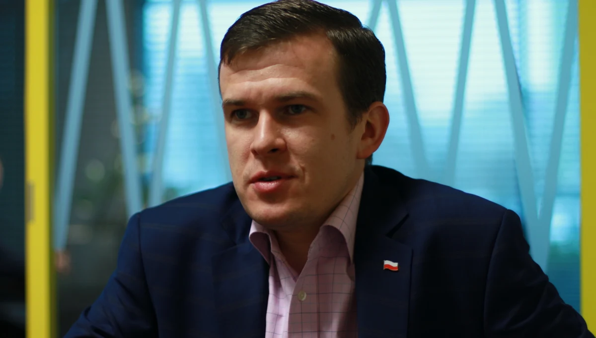 „Sport jest piękny, nieprzewidywalny, ale też brutalny i niesprawiedliwy, o czym mieliśmy okazję przekonać się podczas konkursu na skoczni normalnej” – powiedział minister sportu Witold Bańka, pytany w RMF FM o występy polskiej reprezentacji na igrzyskach w Pjongczangu. Szef resortu zaznaczył, że nie był nastawiony na wielki sukces Polaków w Korei Południowej. „Wielokrotnie powtarzałem, że realnie oceniając stan sportów zimowych, jeśli przywieziemy z tych igrzysk 2-3 medale, to będzie naprawdę dobry rezultat” – mówił w rozmowie z Krzysztofem Ziemcem. Przyznał, że to wina także złego kształcenia sportowego młodzieży. „Bez szkolenia dzieci i młodzieży bez znacznego postawienia akcentu na to, nie ma sukcesu w sporcie wyczynowym” – mówił Bańka. „W 2014 roku zrobiliśmy taką analizę, że na szkolenie dzieci i młodzieży na snowboardzistów rocznie było przeznaczanych 200 tysięcy złotych. Przecież to jest jakaś aberracja” – powiedział. Zaznaczył, że wszelkie zmiany nie przyniosą także szybkiego rezultatu, bo „w ciągu 2-3 lat nie da się wychować olimpijczyka”. Minister powiedział również, że wierzy głęboko w biało-czerwonych i uznał, że w kwestiach medalowych „Kamil Stoch da radę”. 