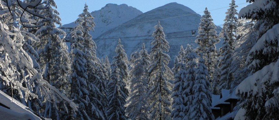 W Tatrach obowiązuje trzeci - w pięciostopniowej skali - stopień zagrożenia lawinowego. Na Kasprowym Wierchu jest ponad 2,5 metra śniegu. Ratownicy TOPR ostrzegają, że możliwe jest samoczynne wyzwalanie się lawin.