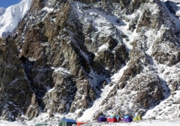 K2: Dobra pogoda, działają trzy zespoły. „Będzie ciasto i balanga”
