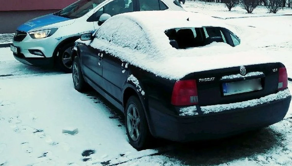 ​Policjanci w Piszu w Warmińsko-Mazurskiem odnaleźli samochód, którym poruszali się podejrzani o wczorajszy napad na właściciela kantoru. Bandytów do tej pory nie ujęto.