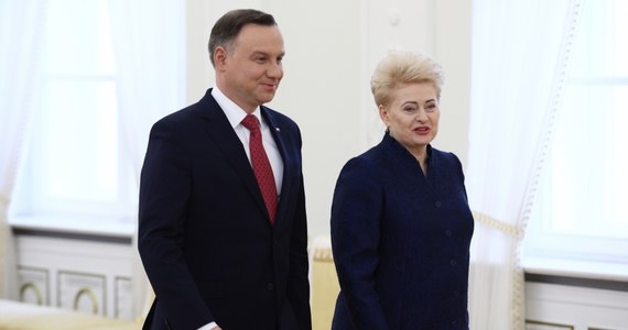 ​Litwa nie poprze żadnych przymusowych metod przeciwko żadnemu krajowi w UE, w tym również przeciwko Polsce; jesteśmy za dialogiem, nie poprzemy głosowania w Radzie UE ws. Polski - powiedziała w sobotę w Wilnie prezydent Litwy Dalia Grybauskaite po spotkaniu z prezydentem Andrzejem Dudą.