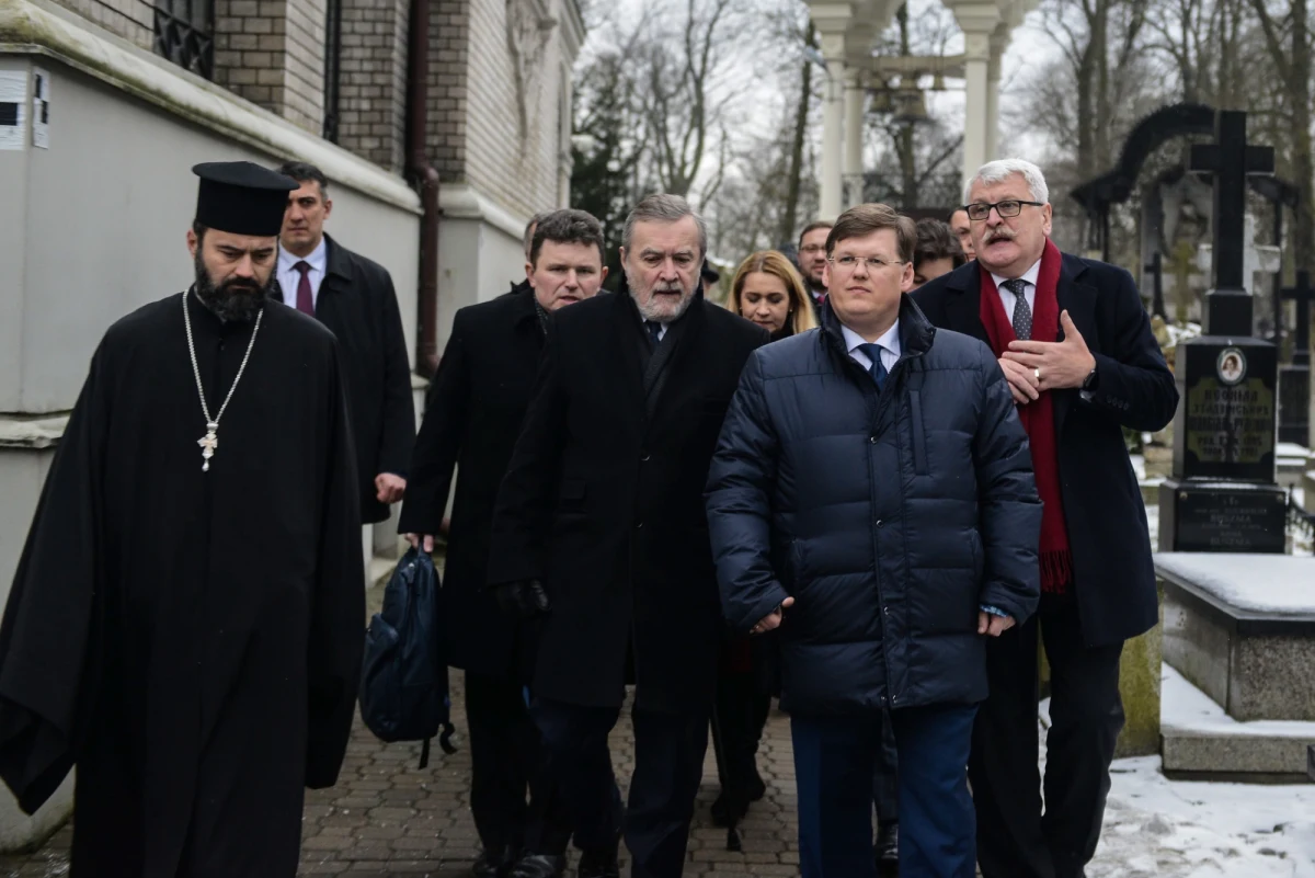 ​Wiceszef MSZ Ukrainy Wasyl Bodnar oświadczył, że uważa za nieuzasadnione mówienie o "głębokim rozczarowaniu" w związku z rozmowami wicepremierów Polski i Ukrainy na temat uregulowania sporu historycznego między dwoma krajami. Bodnar był członkiem ukraińskiej delegacji, która pod kierownictwem wicepremiera Ukrainy Pawła Rozenki rozmawiała w piątek w Warszawie na tematy historyczne z wicepremierem Piotrem Glińskim.