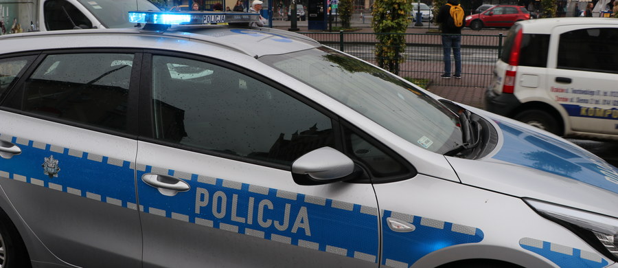 ​Na trzy miesiące aresztował legnicki sąd 24-letniego mężczyznę, który jest podejrzany o spowodowanie wypadku samochodowego i sprowadzenie bezpośredniego niebezpieczeństwa w ruch drogowym. W wyniku wypadku ciężko ranni zostali dwaj policjanci. O zastosowaniu aresztu dla 24-latka poinformowała oficer prasowa Komendy Miejskiej Policji w Legnicy Iwona Król-Szymajda.