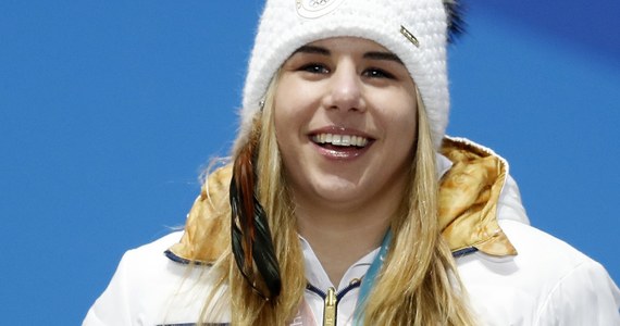 Ester Ledecka, która wczoraj niespodziewanie zdobyła w Pjongczangu złoty medal olimpijski w supergigancie, jechała na nartach używanych wcześniej przez Amerykankę Mikaelę Shiffrin. Tajemnicę już po zawodach ujawnił trener Czeszki Tomas Bank.