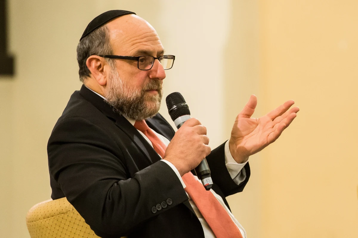 "Nie można w jednym zdaniu mieszać sprawców niemieckich i żydowskich. Mam nadzieję, że premier Morawiecki szybko wyjaśni, o co mu chodziło" - powiedział naczelny rabin Polski Michael Schudrich, odnosząc się do słów premiera Mateusza Morawieckiego wypowiedzianych w Monachium.