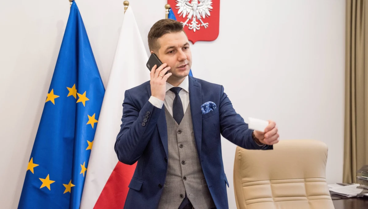 ​Ministerstwo sprawiedliwości zamawia kolejne ekspertyzy ws. ustawy reprywatyzacyjnej. Wiceminister Patryk Jaki nie rezygnuje i broni swojego projektu mówiąc, że ustawa jest gotowa do przyjęcia. Duża ustawa reprywatyzacyjna, która zakładała rekompensatę w wysokości 20 proc. utraconego mienia została wycofana tuz przed przyjęciem przez rząd. Szef Kancelarii Premiera Michał Dworczyk mówi o konieczności dopracowania ustawy.
