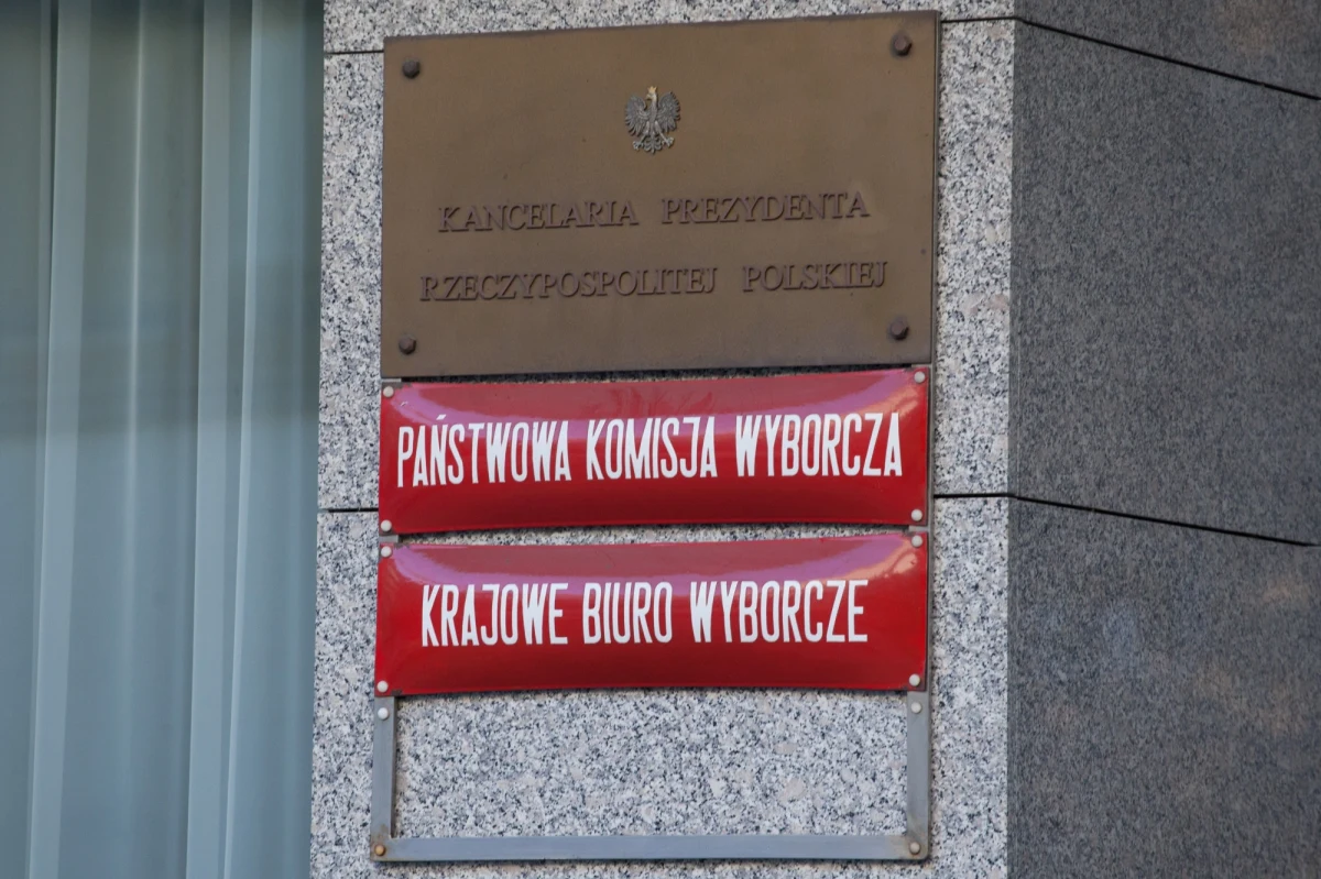 Ministerstwo spraw wewnętrznych przedstawiło nazwiska trzech kandydatów na nowego szefa Krajowego Biura Wyborczego. Są to: Magdalena Pietrzak, Mirosław Sanek i Paweł Szrot. 