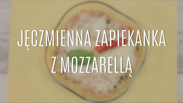 Doskonały pomysł na zdrowy i lekki obiad - zapiekanka jęczmienna z mozzarellą. Choć  z pozoru kasza jęczmienna nie pasuje do zapiekanek, w rzeczywistości w połączeniu z mozzarellą tworzą pyszny, zapiekany duet.