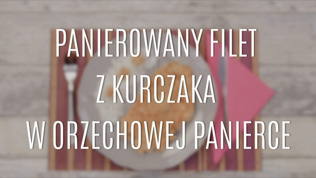 Panierowany filet z kurczaka to jedno z najbardziej pospolitych dań obiadowych. Można je w prosty sposób urozmaicić, zamieniając zwykłą panierkę na orzechową. Filet z kurczaka panierowany w orzechach jest słodszy i delikatniejszy w smaku.