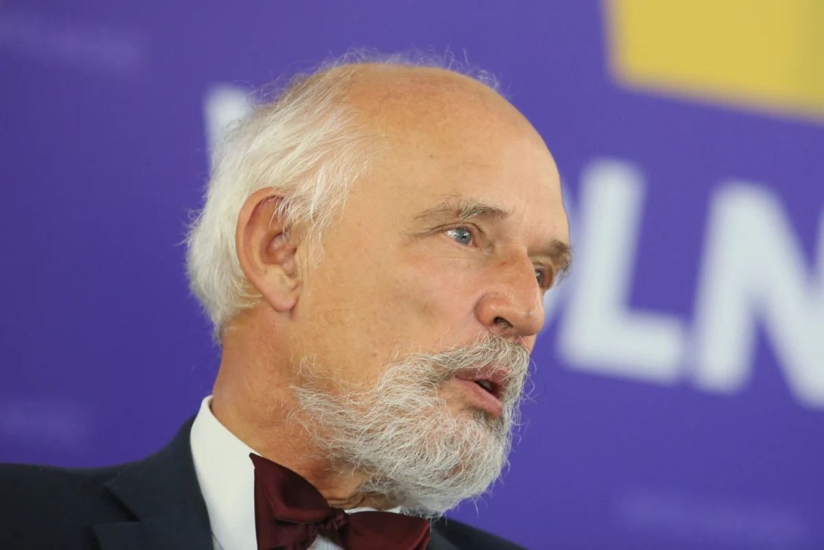 ​"Myślę, że wystartuję w wyborach na prezydenta Warszawy, co już kilka razy robiłem" - powiedział w poniedziałek w Sejmie prezes partii Wolność Janusz Korwin-Mikke. Jego zdaniem pomnik ofiar katastrofy smoleńskiej powinien stanąć przy ulicy Żwirki i Wigury.