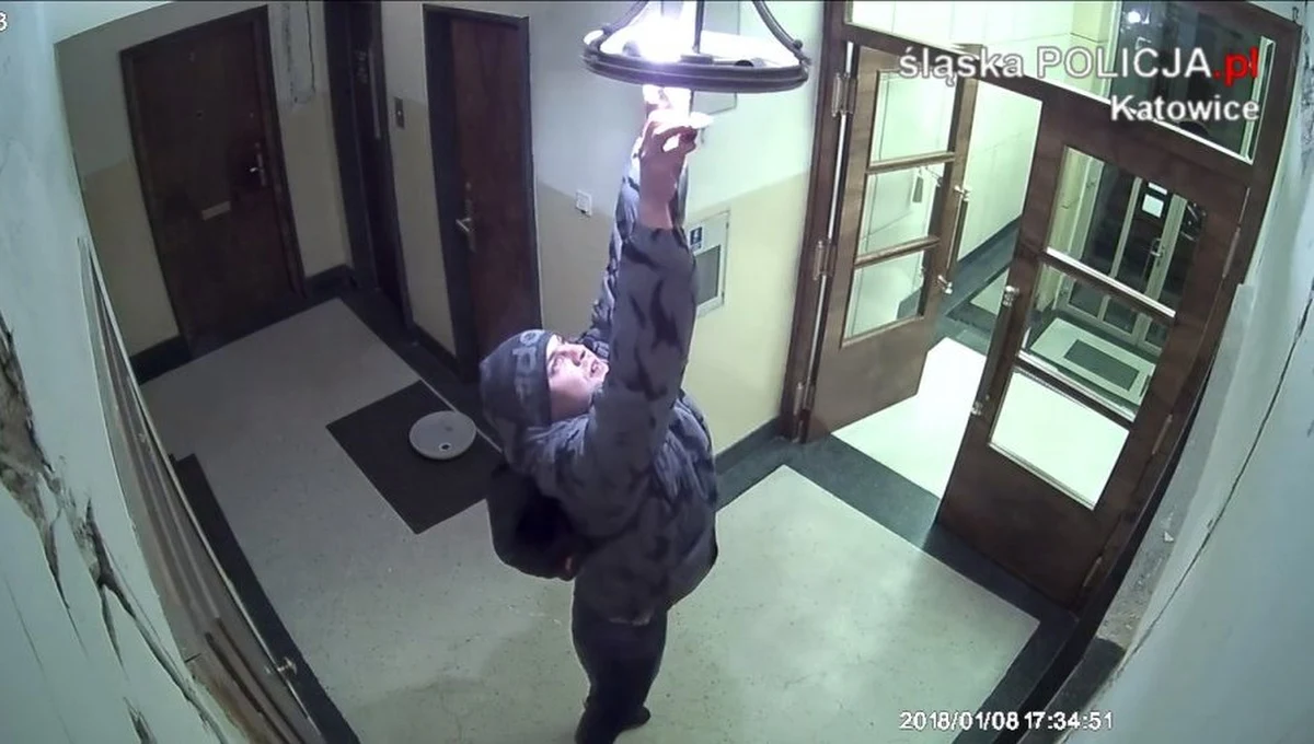 ​Wszedł do klatki schodowej, chwilkę pochodził i... wyrwał z sufitu dwa żyrandole. Katowicka policja poszukuje złodzieja, który został nagrany na kamerze monitoringu.