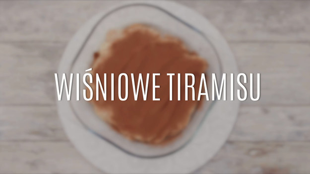 Twoi goście nie przepadają za tradycyjnym tiramisu, które jest dla nich mało słodkie? Przygotuj tiramisu wiśniowe. Tym deserem zachwycisz wszystkich swoich znajomych, którzy jeszcze długo będą go wspominać. Wiśniowe tiramisu to także doskonałe urozmaicenie dla tych, którzy lubią nieco eksperymentować ze znanymi smakami.