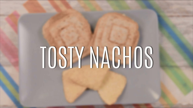 Tosty nachos to pomysł na pyszną, meksykańską przekąskę. Są banalnie proste i szybkie w przygotowaniu. Tosty nachos doskonale sprawdzą się na imprezie, a także zwykłym wieczorze filmowym ze znajomymi.