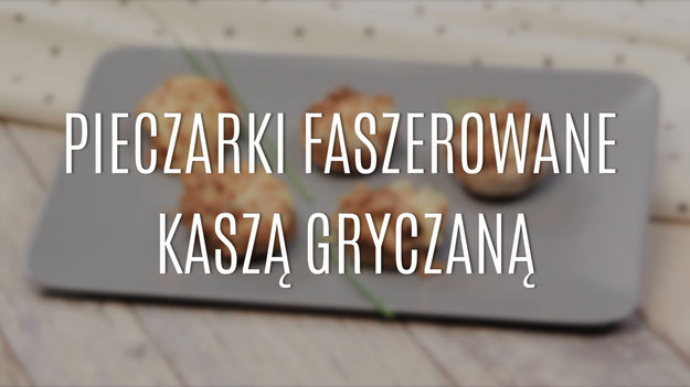 Pieczarki faszerowane kaszą gryczaną to nie tylko świetny pomysł na przystawkę do dania obiadowego, ale także doskonały przepis na ciepłą przekąskę imprezową. Przygotowanie farszu z kaszy gryczanej i faszerowanie pieczarek nie zajmuje dużo czasu, także bez problemu uporasz się z tym przed przyjściem gości.