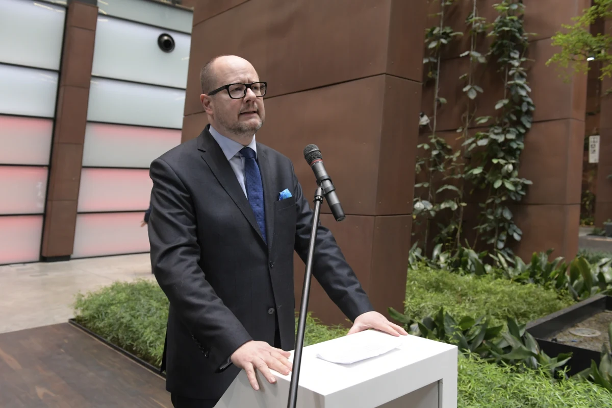 „Nie boję się, dlatego wczoraj apelowałem do polityków PiS, aby grali fair, aby nie używali aparatu państwowego, aparatu policji politycznej, prokuratury do walki ze swoją opozycją, bo to jest nie fair, to nikomu na końcu nie przynosi - zwłaszcza tym, którzy walczą - korzyści” – mówił w Porannej rozmowie w RMF FM prezydent Gdańska Paweł Adamowicz, pytany o to, czy nie boi się, że chwilę przed wyborami - jak sugerują niektórzy politycy PO - może trafić do aresztu, skąd będzie kandydował. Przypomnijmy, przed sądem trwa proces ws. oświadczeń majątkowych Adamowicza, który zapowiedział swój start w zbliżających się wyborach samorządowych. Robert Mazurek pytał swojego gościa, co stało się z jego mieszkaniami. „Mam tyle, ile mam” - usłyszał od Adamowicza, który dodał jednocześnie, że pozostałe mieszkania „przekazał rodzinie”. Dopytywany o to, czy nadal ma 36 kont bankowych, odpowiedział: „W 2006 roku wziąłem z małżonką trzy kredyty na pół miliona franków. I jestem frankowiczem, tak jak 1,5 mln Polek i Polaków. Każdy z tych kredytów musi być obsługiwany przez odrębne konta”.