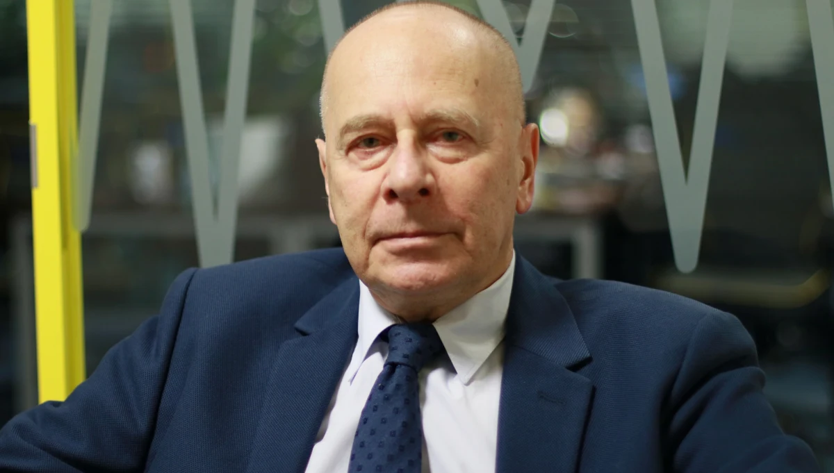 "Takiego momentu, jak teraz (w relacjach polsko-izraelskich – przyp.red.) nie było. Ta sprawa nie idzie ku wyciszeniu, tylko przeciwnie. I to nie tylko wina strony izraelskiej” - mówi w Popołudniowej rozmowie w RMF FM prof. Jan Grosfeld, członek Polskiej Rady Chrześcijan i Żydów. Gość Marcina Zaborskiego uważa, że jest potrzebne, aby przedstawiciele polskiego Kościoła zabrali w tej sprawie głos: „Jakiś dokument, jakieś oświadczenie Kościoła jest potrzebne, bo nagle ta sprawa stała się pierwszoplanową sprawą życia publicznego w Polsce. Może i dobrze” – mówi Grosfeld. „W tym kryzysie brakuje świadomości tego, że człowiek, czyli ja sam, jest tym człowiekiem, który czyni zło” – uważa politolog. Dodaje też, że ani Polska, ani Izrael nie są wyjątkowym narodem: „Ci, którzy są w mojej wspólnocie, szeroko pojętej, również czynią zło. Nie jesteśmy lepsi od innych, jesteśmy tacy sami. Nie jesteśmy żadnym najlepszym narodem na świecie: ani Polacy, ani Żydzi".