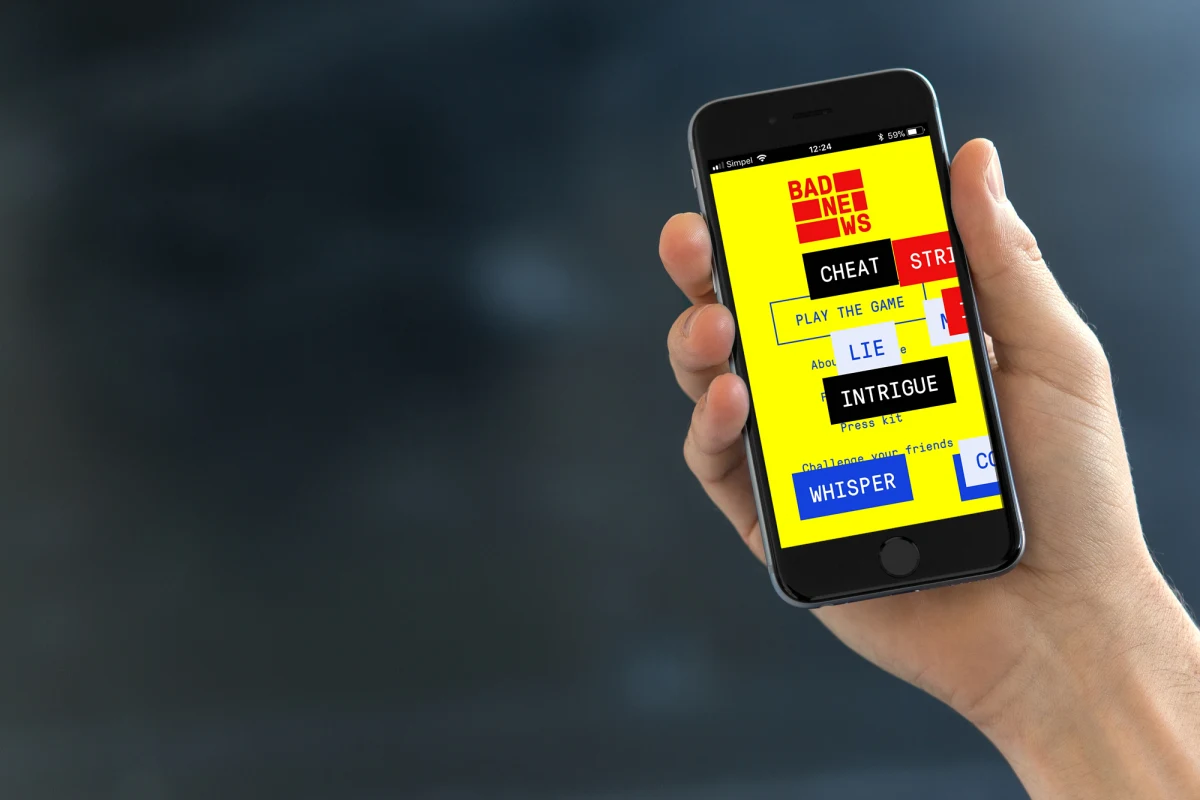 Jak ustrzec się przed fake newsami? Jak nie dać się nabrać? Naukowcy z University of Cambridge proponują "szczepionkę" w postaci internetowej gry. W artykule przyjętym do druku w czasopiśmie "Journal of Risk Research" twierdzą, że dzięki niej gracze mogą poczuć się jak aspirujący propagandysta, spróbować technik rozsiewania fałszywych informacji. Takie doświadczenie ma pomóc potem samemu chronić się przed wpływem nieprawdziwych doniesień.