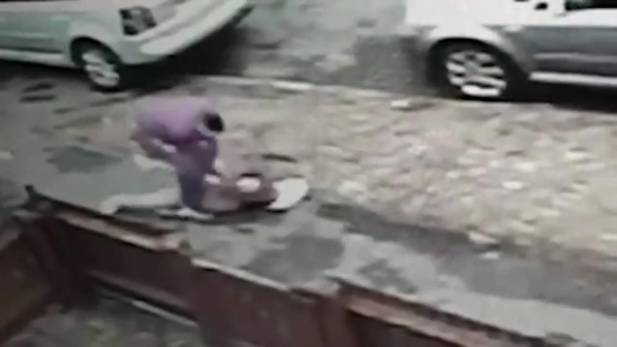 Brytyjska policja udostępniła nagranie brutalnego ataku na 12-latkę w mieście Derby. Sprawca mija dziewczynkę, a następnie wraca i agresywnie szarpie, chcąc wyrwać jej telefon. Napotykając opór, przewraca ofiarę na ziemię. Po trwającej prawie 30 sekund walce udało mu się wyrwać aparat z dłoni dziecka. Złodziej uciekł, a policja szuka osób, które pomogą do zidentyfikować.