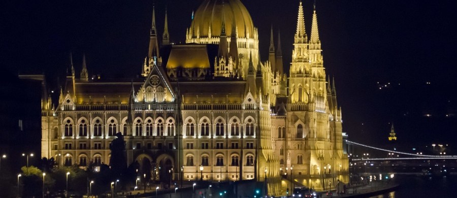 Parlament węgierski będzie we wtorek głosować nad projektem rezolucji "o poparciu Polski wobec presji Brukseli" -  wynika z opublikowanej w poniedziałek przez agencję MTI kroniki parlamentarnej.