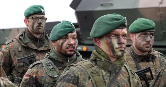 Siłom zbrojnym Niemiec brak nie tylko czołgów, ale także kamizelek kuloodpornych, odzieży zimowej i namiotów potrzebnych do poprowadzenia w 2019 roku tzw. szpicy NATO (Very High Readiness Joint Task Force - VJTF). Takie rewelacje podała agencja dpa. Powołała się na dokument dowództwa sił lądowych, o którym poinformował dziennik "Rheinische Post". Ministerstwo obrony oświadczyło, że doniesienia o niedostatkach są przesadzone, a gotowość bojowa wojska nie jest zagrożona.  