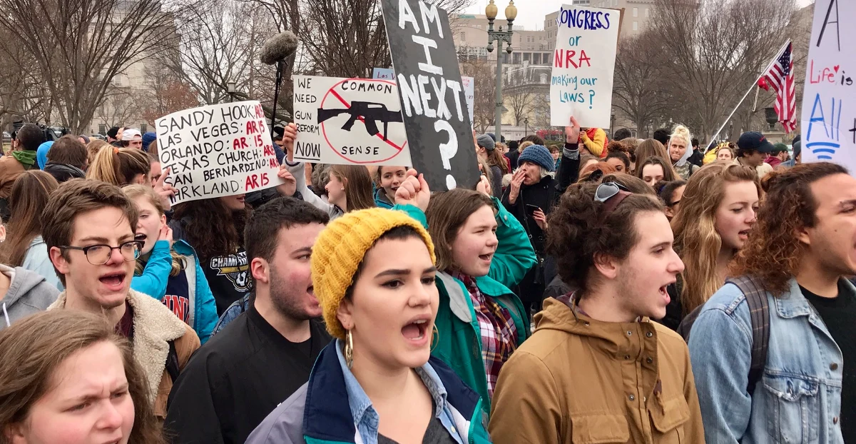 Młodzi Amerykanie obawiają się o swojej życie. Po strzelaninie w szkole w Parkland na Florydzie w wielu miastach tego stanu w ostatnich dniach odbywały się protesty. Grupa młodych ludzi przyszła również dziś przed Biały Dom w Waszyngtonie. Podkreślali, że najwyższa pora, aby politycy zmienili prawo, by już więcej nie doszło do takiej masakry.