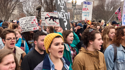 Protest młodych ludzi przed Białym Domem. Boją się o swoje życie i chcą zmiany prawa