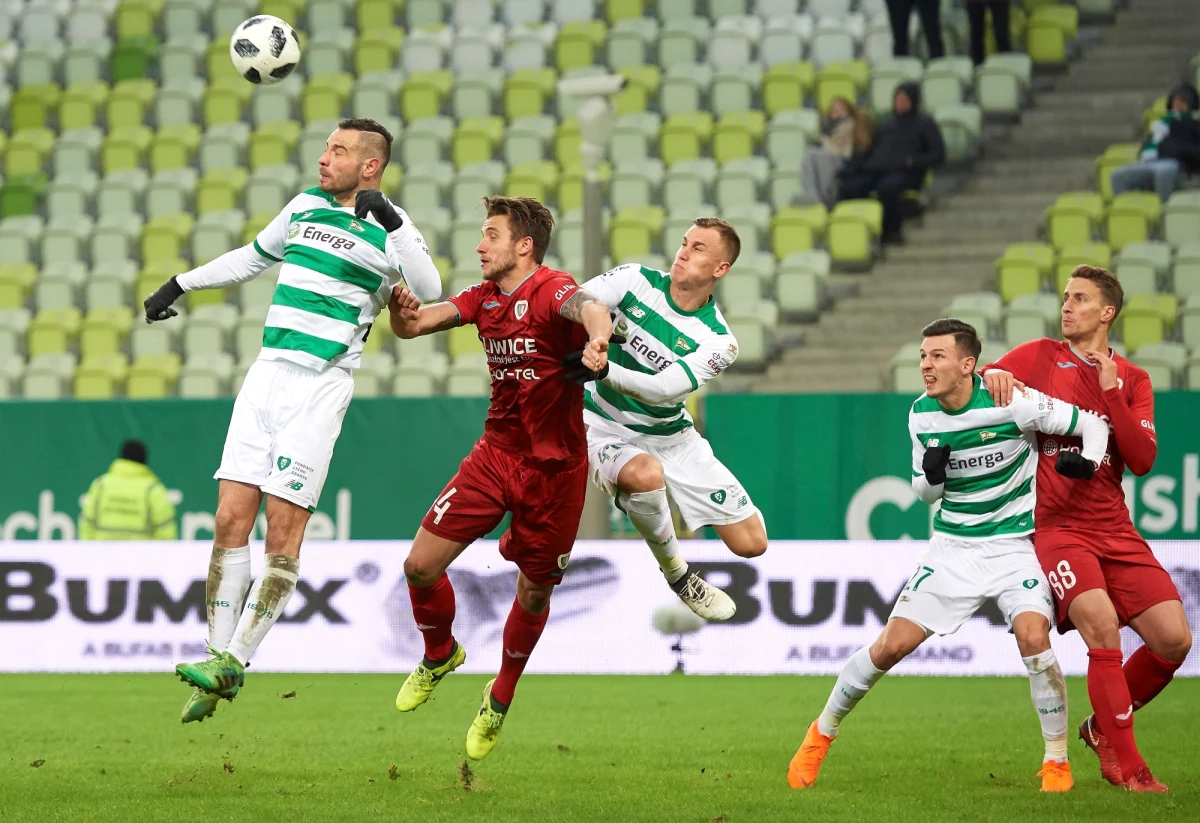 W niedzielnym przegranym 0:2 meczu ekstraklasy z Piastem Gliwice pomocnik Rafał Wolski zerwał więzadło krzyżowe przednie. Ta kontuzja kolana oznacza, że piłkarz Lechii Gdańsk nie tylko nie zagra do końca sezonu, ale nie też szans występu w mistrzostwach świata.