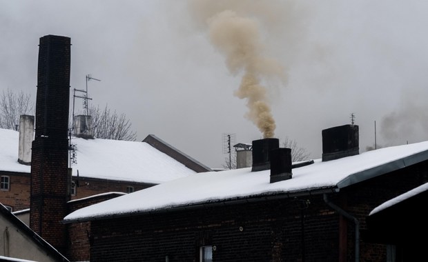 Smog znowu daje się we znaki. Według danych Głównego Inspektoratu Ochrony Środowiska, najgorszej jakości powietrze jest dzisiaj między innymi na Podbeskidziu, w okolicach Tarnowa, Jeleniej Góry, Katowic, Nowego Targu, a także w Warszawie. Koleje Śląskie wprowadziły bezpłatne przejazdy dla kierowców na całej sieci.