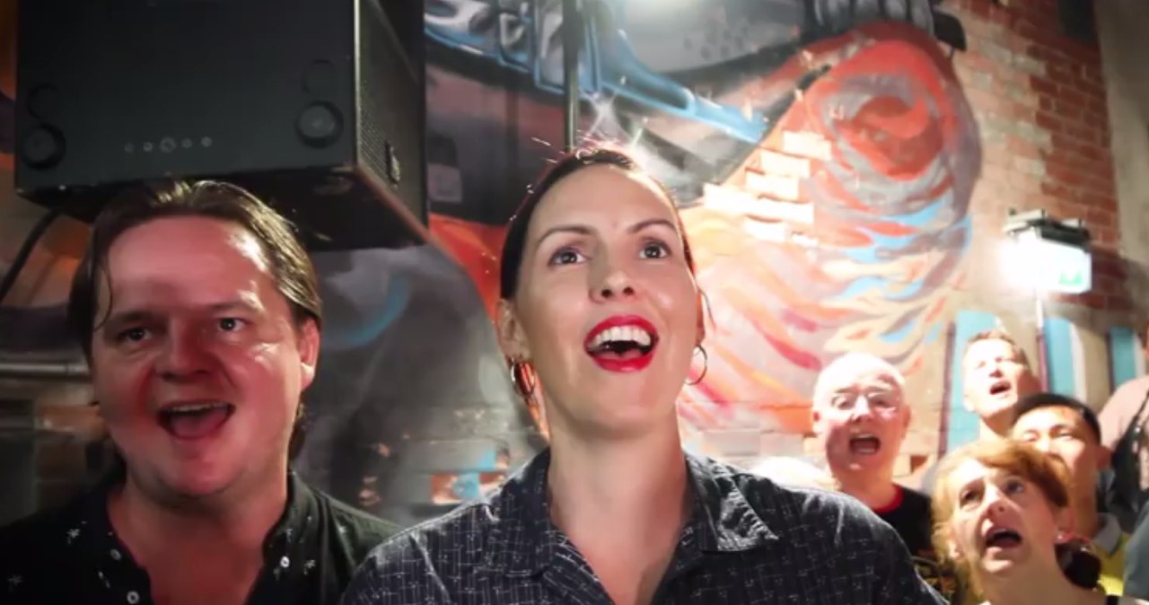 500 osób w pubie śpiewa "Zombie" The Cranberries. Wideo podbija sieć