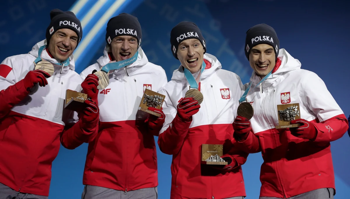 Polscy skoczkowie narciarscy: Maciej Kot, Stefan Hula, Dawid Kubacki i Kamil Stoch odebrali w Pjongczangu brązowe medale za zajęcie trzeciego miejsca w poniedziałkowym olimpijskim konkursie drużynowym. Każdy z brązowych medali, który odebrali skoczkowie, waży 493 gramy.