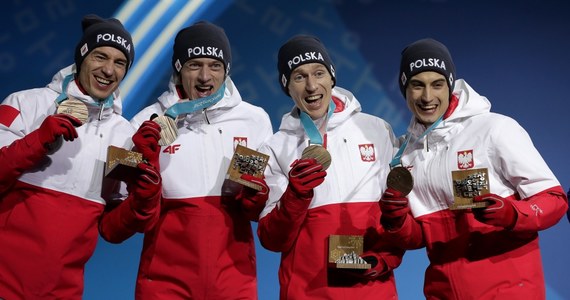 Polscy skoczkowie narciarscy: Maciej Kot, Stefan Hula, Dawid Kubacki i Kamil Stoch odebrali w Pjongczangu brązowe medale za zajęcie trzeciego miejsca w poniedziałkowym olimpijskim konkursie drużynowym. Każdy z brązowych medali, który odebrali skoczkowie, waży 493 gramy.