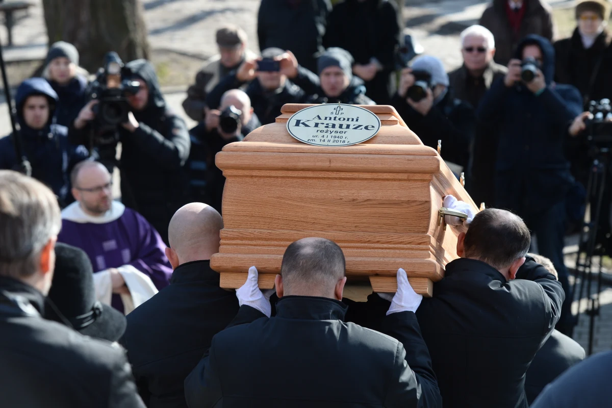 "Antoni Krauze, jako człowiek i filmowiec, zawsze dążył do prawdy" - tę cechę reżysera przypomnieli w listach odczytanych przed mszą pogrzebową zmarłego filmowca prezydent Andrzej Duda i prezes PiS Jarosław Kaczyński. Twórca m. in. filmu "Smoleńsk" zmarł w wieku 78 lat. 