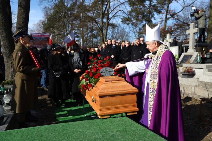 Reżyser Antoni Krauze został we wtorek, 20 lutego, po południu pochowany w rodzinnym grobie na cmentarzu parafialnym w Falenicy. W ostatniej drodze towarzyszyła mu rodzina, a także m.in. wicepremier, minister kultury prof. Piotr Gliński oraz szef gabinetu politycznego premiera Marek Suski.